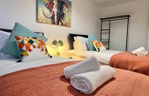 Crawley Apartment | Borage House- Spacious & Stylish 3BR 18 min from Gatwick Airport, CRAWLEY