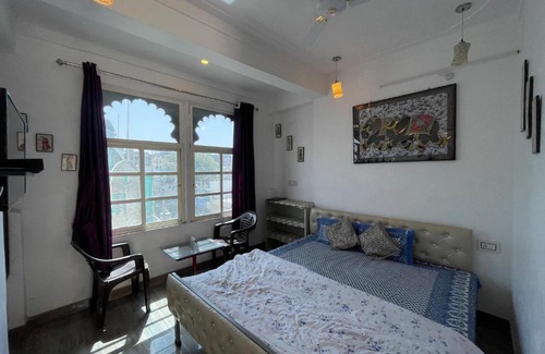 Lake Swaroop Sagar House | Boraj Haveli Guest House