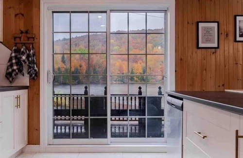 Mauricie House | Bord de l'eau, Spa, billard.