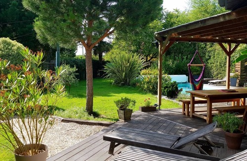 Leognan House | BORDEAUX LEOGNAN VINEYARD - 300m from a lake and a forest park.