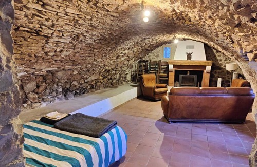 Barret-de-Lioure House | Bories Provençal, ideal for connecting with nature.