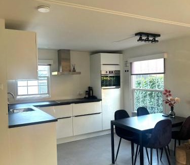 Oisterwijk Ski Chalet | Boscottage met ruime tuin en airco!