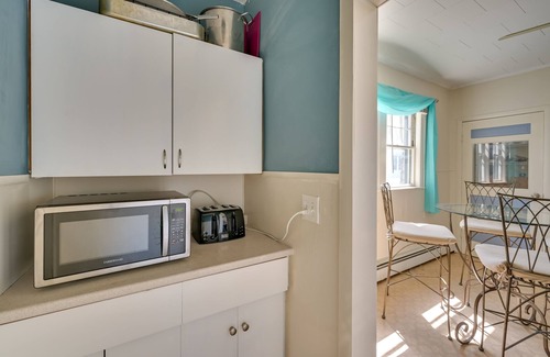 Revere Apartment | Boston Area Vacation Rental 3 Mi to Airport!
