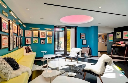 West Fens Hotel | Boston Getaway! Balcony! Onsite Pool, Garden, Parking