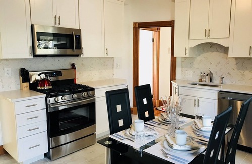 Dorchester House | Boston Luxury Suits Cottage for up to 24 guests!