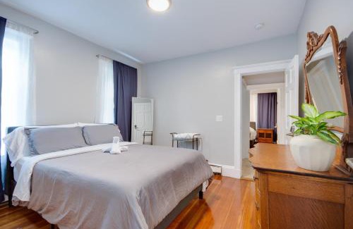Jones Hill Apartment | Boston Three Bedroom Apartment