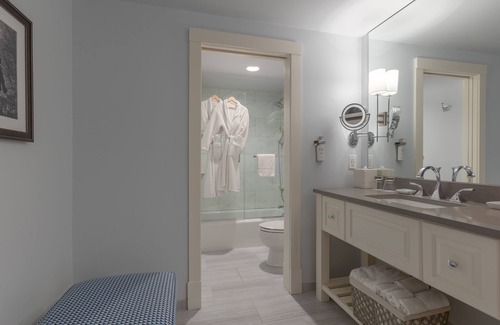 Waterfront Hotel | Boston Yacht Haven Inn & Marina