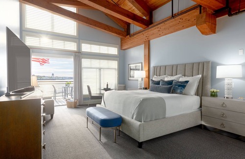 Waterfront Hotel | Boston Yacht Haven Inn & Marina