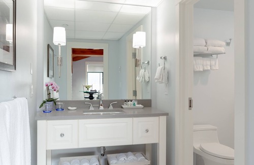 Waterfront Hotel | Boston Yacht Haven Inn & Marina