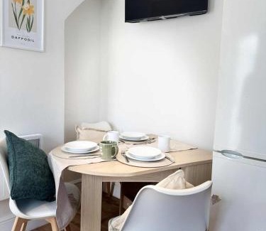 Swindon Apartment | Botanica convenient centre Stay free parking