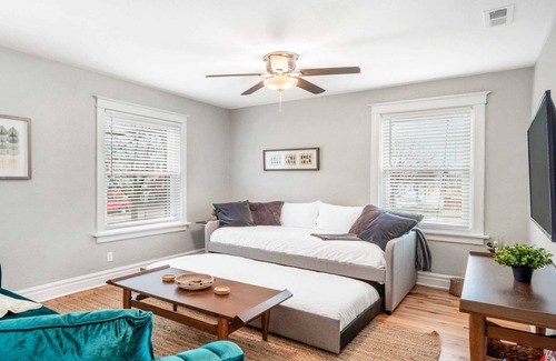 Southwest Garden Condo | Botanical Garden 2BR w/ Kings / ABODEbucks