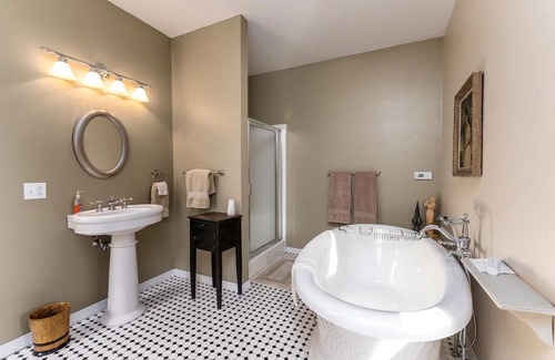 Elkader House | Botanical Suite at Elkader Jailhouse Inn