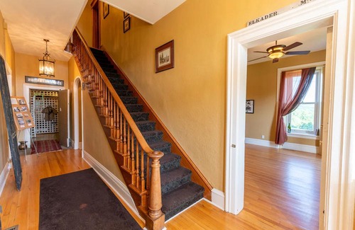Elkader House | Botanical Suite at Elkader Jailhouse Inn