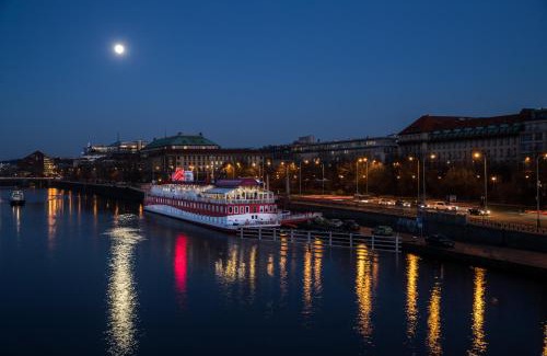 Petrska ctvrt Boat Rental | Botel Albatros