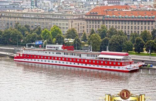 Petrska ctvrt Boat Rental | Botel Albatros