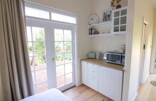 Leura Cabin | Bottlebrush Cabin, cosy private cabin in the trees