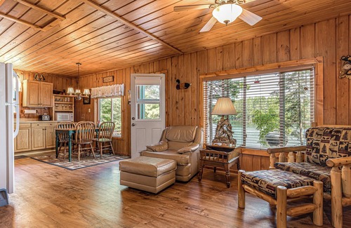 Minocqua Cabin | Bouchard Shores Resort on Lake Tomahawk - Pinewood Cabin