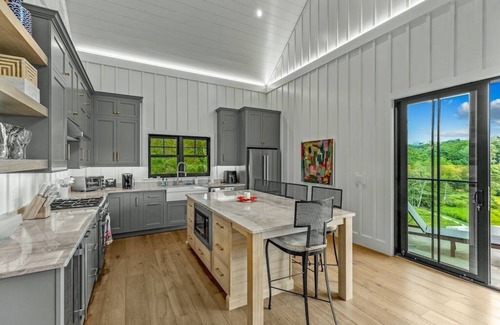 Cashiers Cottage | "Bougie Barn" on 21 Acres Near GlenCove & Mountaintop Golf & Lake Club- Sleeps 8