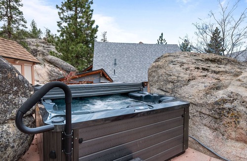 Boulder Bay Ski Chalet | Boulder Bay Chalet Lakefront- Elegantly Decorated With Hot Tub And Game Room! 3 Bedroom Chalet