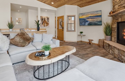 Boulder Bay Ski Chalet | Boulder Bay Chalet Lakefront- Elegantly Decorated With Hot Tub And Game Room! 3 Bedroom Chalet