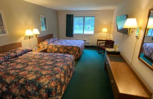 Boulder Junction Hotel | Boulder Bear Motor Lodge - Two Queen Beds 105 Front
