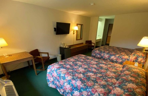 Boulder Junction House | Boulder Bear Motor Lodge - Two Queen Beds 118 Front