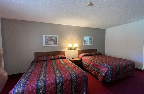 Boulder Junction House | Boulder Bear Motor Lodge - Two Queen Beds 118 Front