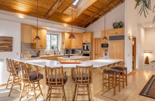 Eagle Mountain Estates House | Boulder Estate. 3 Story Home, Game room, Hot Tub, Stunning Views. Stay 3 nights pay 2.
