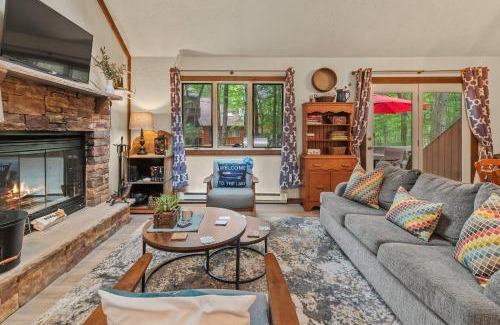 Lake Harmony House | Boulder Pointe by AvantStay Deck Forest Views Boulder Lake Club Passes