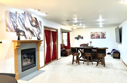 Rib Mountain House | Boulder Ridge Estate: walk to Granite Peak Ski Resort