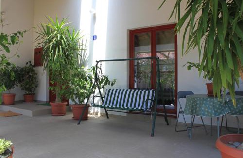Cuprija House | Boulevard Garden House - Free and save parking in the locked yard