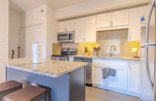 Irving Apartment | Boulevard Stays 1BR King Suite Pool, Gym & Parking 01