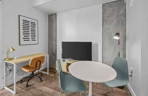 Evans Churchill Apartment | Boulevard Stays Modern Highrise STU Sky Pool Parking Gym 08