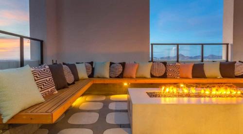 Evans Churchill Apartment | Boulevard Stays Modern Highrise STU Sky Pool Parking Gym 08