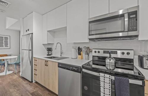 Evans Churchill Apartment | Boulevard Stays Modern Highrise STU Sky Pool Parking Gym 08