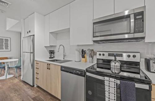 Evans Churchill Apartment | Boulevard Stays Modern Highrise STU Sky Pool Parking Gym 09