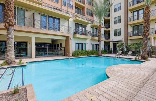 Evans Churchill Apartment | Boulevard Stays Modern Roosevelt Row Suite 1BR Pool Gym 8