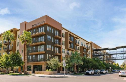 Evans Churchill Apartment | Boulevard Stays Modern Roosevelt Row Suite 1BR Pool Gym 8