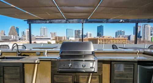 Travis Heights Apartment | Boulevard Stays Prime SoCo 2BR Walk Downtown Pool Gym Parking
