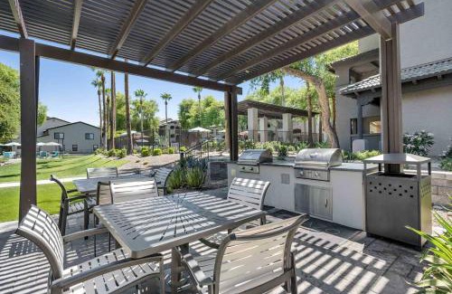 Chandler Apartment | Boulevard Stays Quiet Modern 2BR Pickleball Pool Parking Gym 06