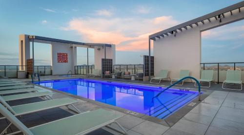 Evans Churchill Apartment | Boulevard Stays Scenic Studio Escape Pool Gym Access & Parking
