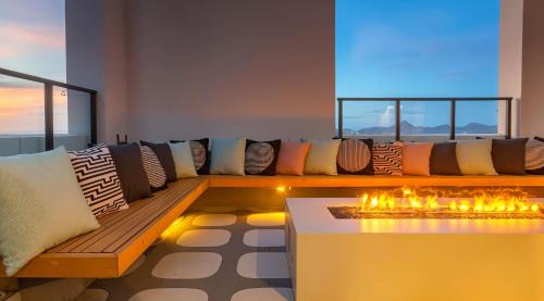 Evans Churchill Apartment | Boulevard Stays Scenic Studio Escape Pool Gym Access & Parking