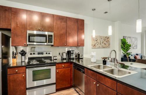 Travis Heights Apartment | Boulevard Stays Walk to Downtown 2BR SoCo Pool Parking Gym 05