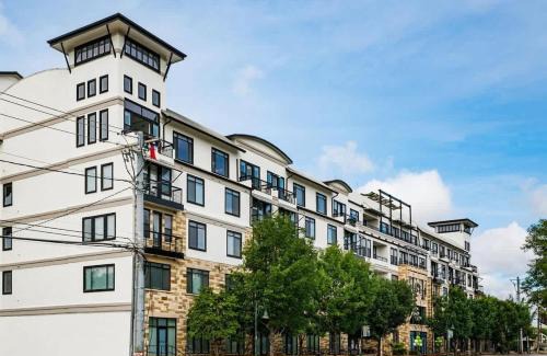 Travis Heights Apartment | Boulevard Stays Walk to Downtown 2BR SoCo Pool Parking Gym 05