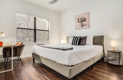 Travis Heights Apartment | Boulevard Stays Walk to Downtown 2BR SoCo Pool Parking Gym 05