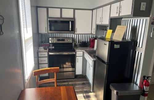 Bardstown Apartment | Bourbon Oak Hideaway 2 offers a 2 bed 2.5 bath apartment in historic Bardstown.