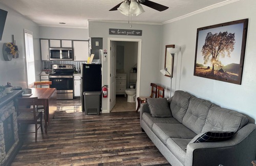 Bardstown Apartment | Bourbon Oak Hideaway 2 offers a 2 bed 2.5 bath apartment in historic Bardstown.