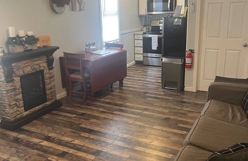 Bardstown Apartment | Bourbon Oak Hideaway 2 offers a 2 bed 2.5 bath apartment in historic Bardstown.