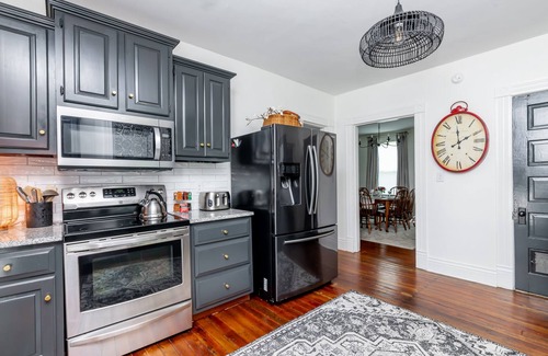 Lawrenceburg House | Bourbon Trail/8 mins to distilleries/Fenced Yard/Pet-Friendly/Entire House