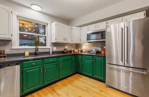 Lawrenceburg House | Bourbon Trail Cabin-Sleeps 10-Hot Tub, Firepit